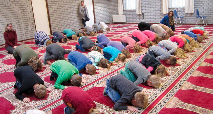 Pays Bas : des enfants initiés à l&rsquo;islam par la pratique de la « prière » dans les mosquées