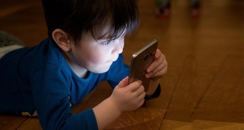 10 raisons de ne pas donner un smartphone à votre enfant