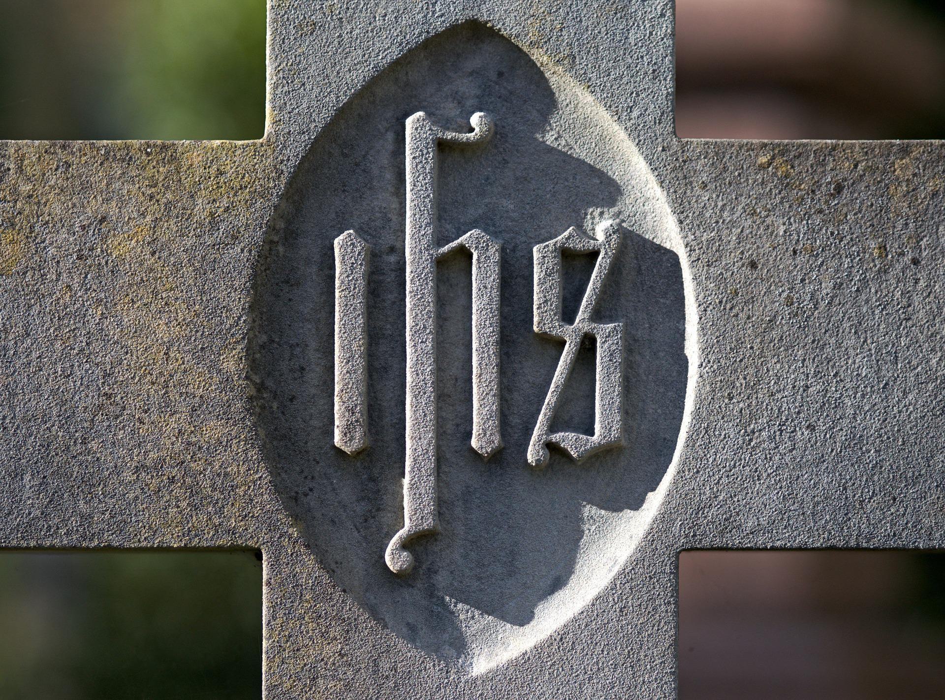 Charente-Maritime : la mairie fait scier la croix d’un cimetière !